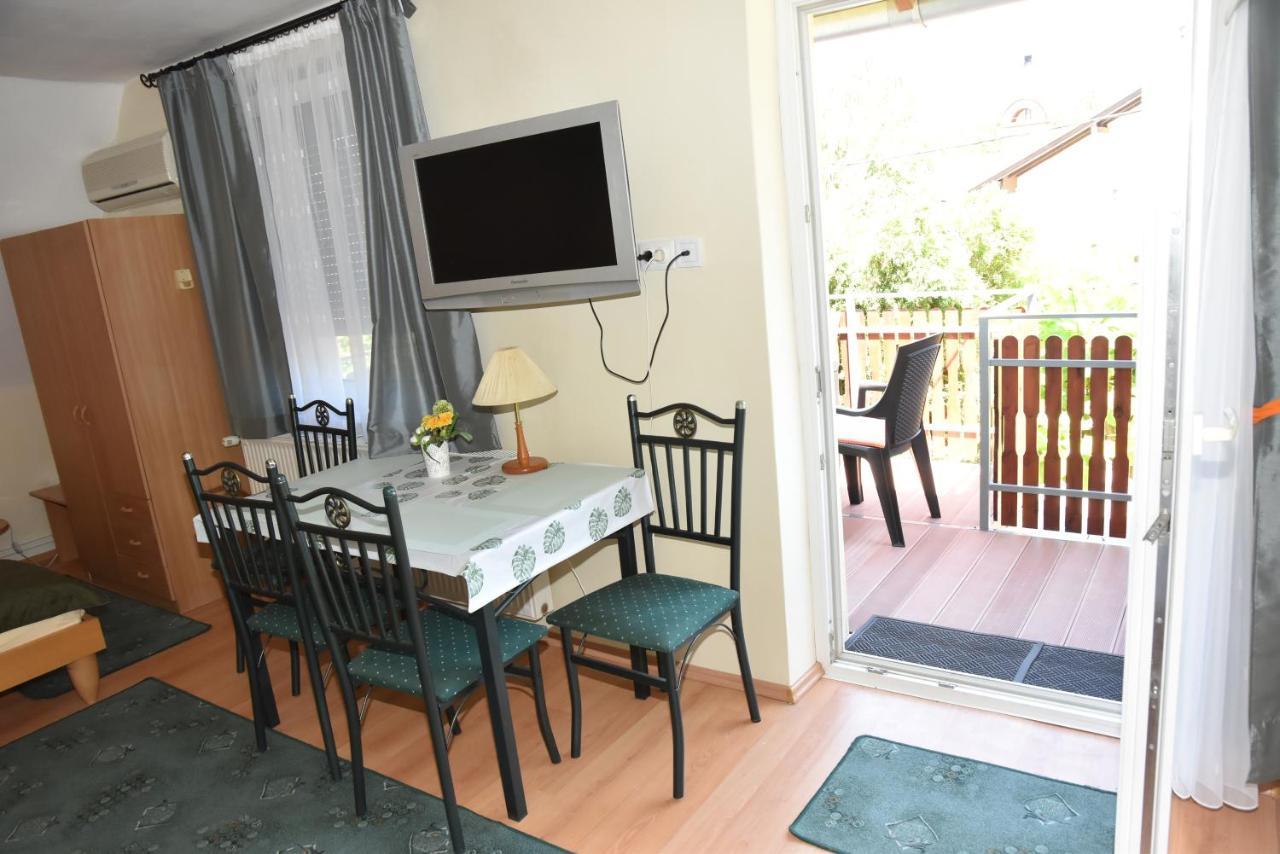 Gyenesi Virag Apartman เจเนชดิแอช ห้อง รูปภาพ